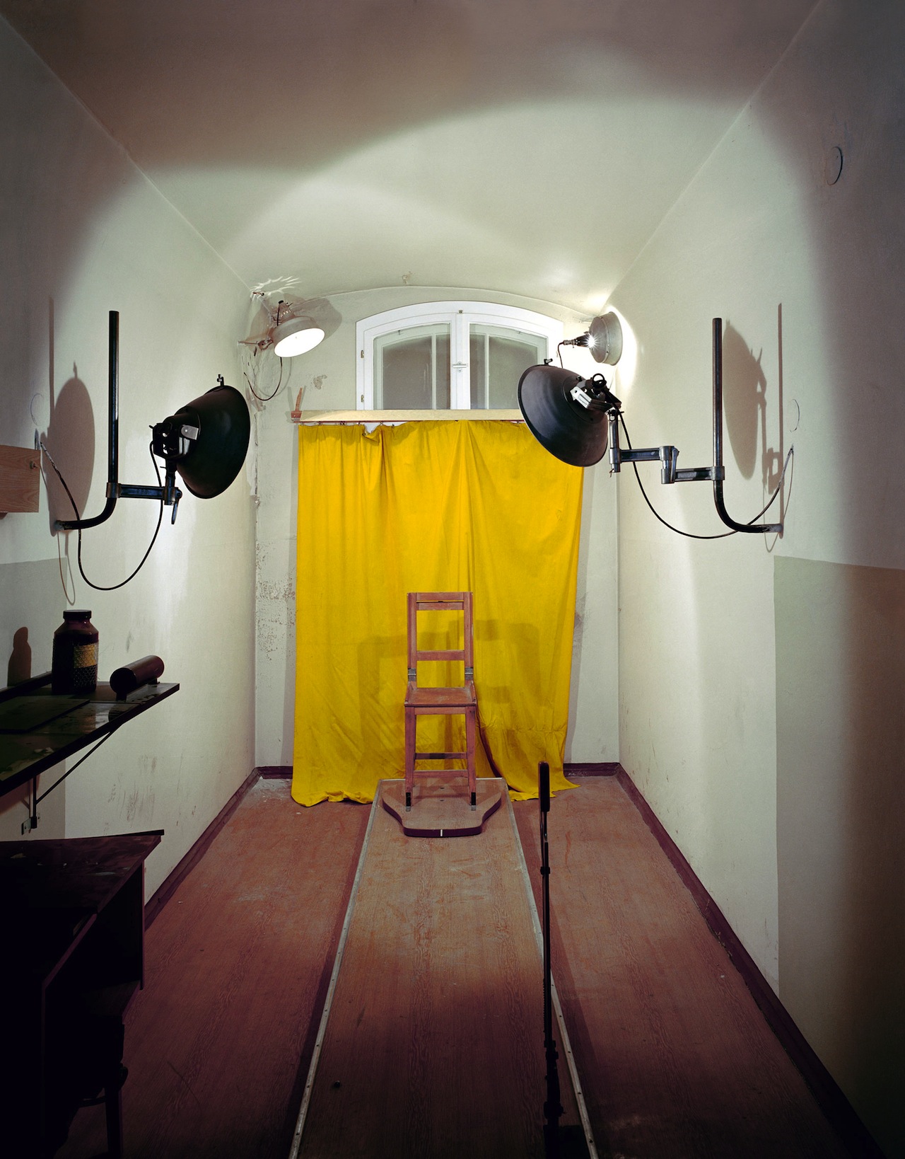 Untersuchungsgefängnis Potsdam, Fotostuhl, 2004 | © Daniel & Geo Fuchs (all images courtesy Nikolaj Kunsthal)