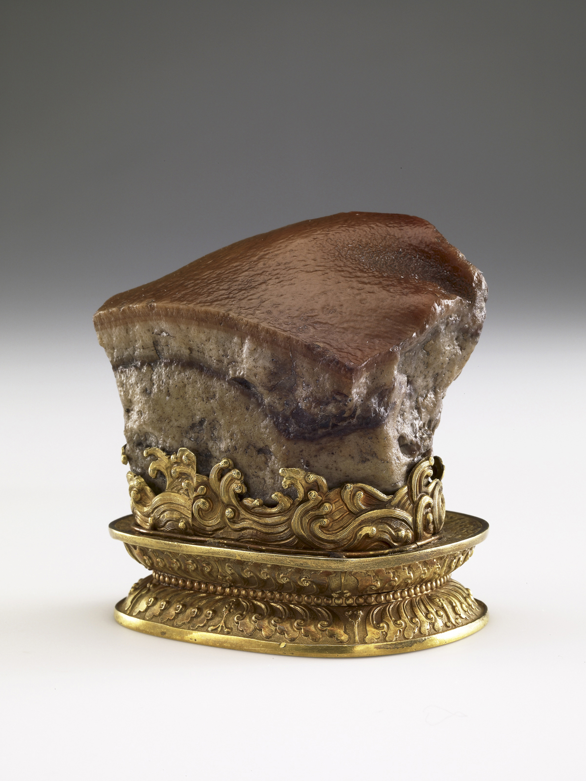 Meat-shaped stone, China, Qing dynasty (1644–1911). Stone: jasper; stand: gold. National Palace Museum, Taipei, Guza 000178 Lü-413. Photograph © National Palace Museum, Taipei.