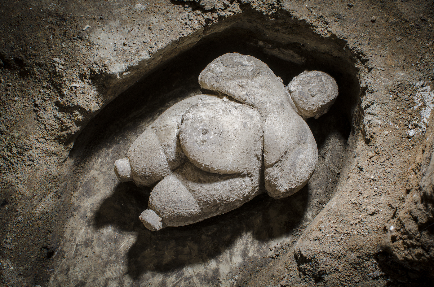 Archaeologists in Turkey Find Neolithic Female Statuette Intact