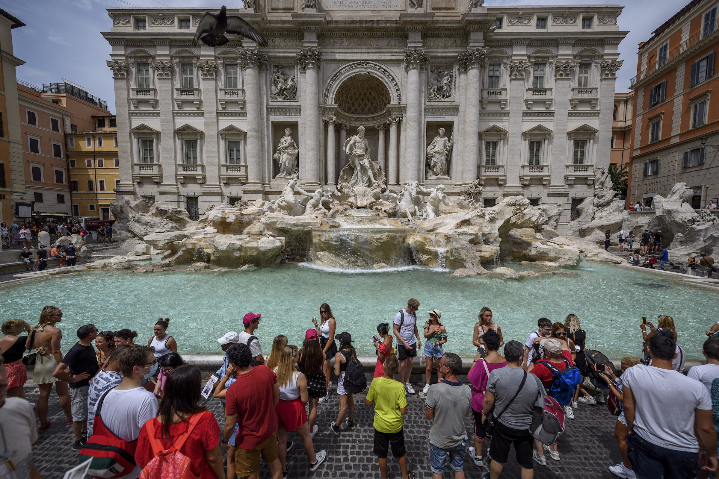 Amid Record Heat, Woman Refills Water Bottle in Rome's Trevi Fountain