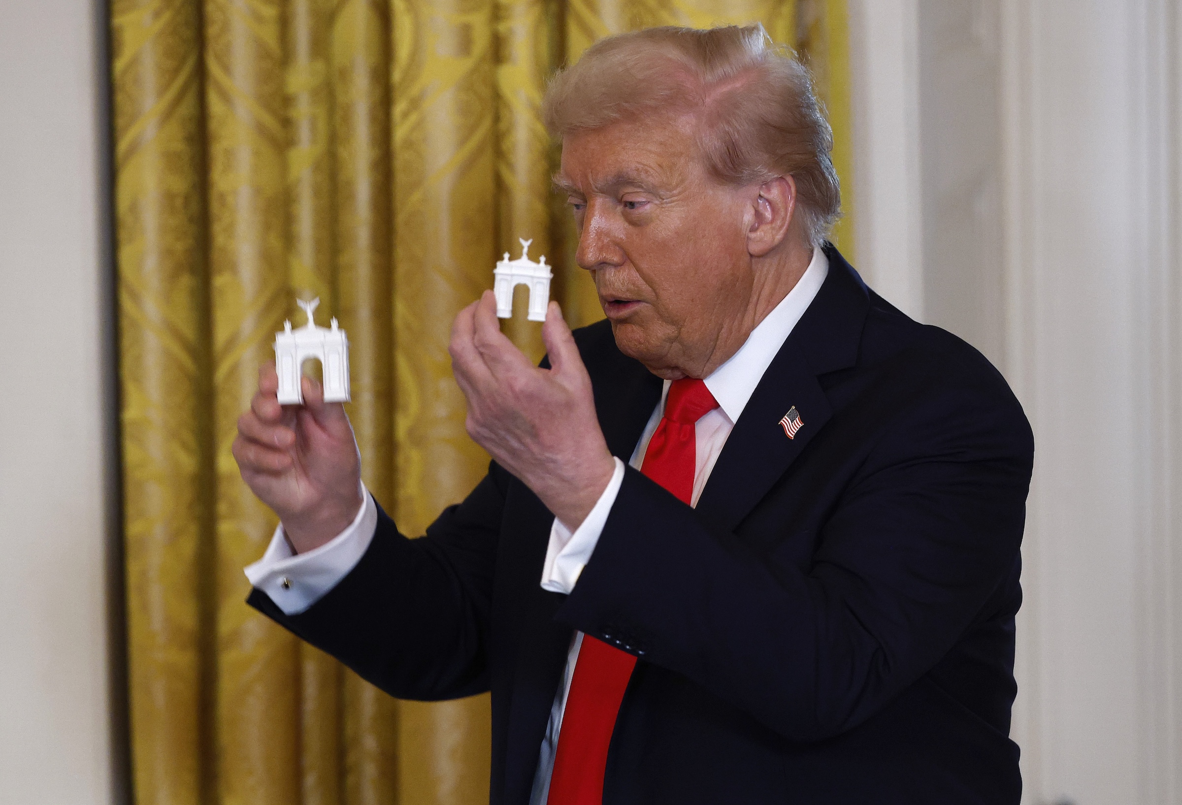 ترامب يقيل لجنة الإشراف على الفنون بأكملها ترامب يقيل لجنة الإشراف على الفنون بأكملها