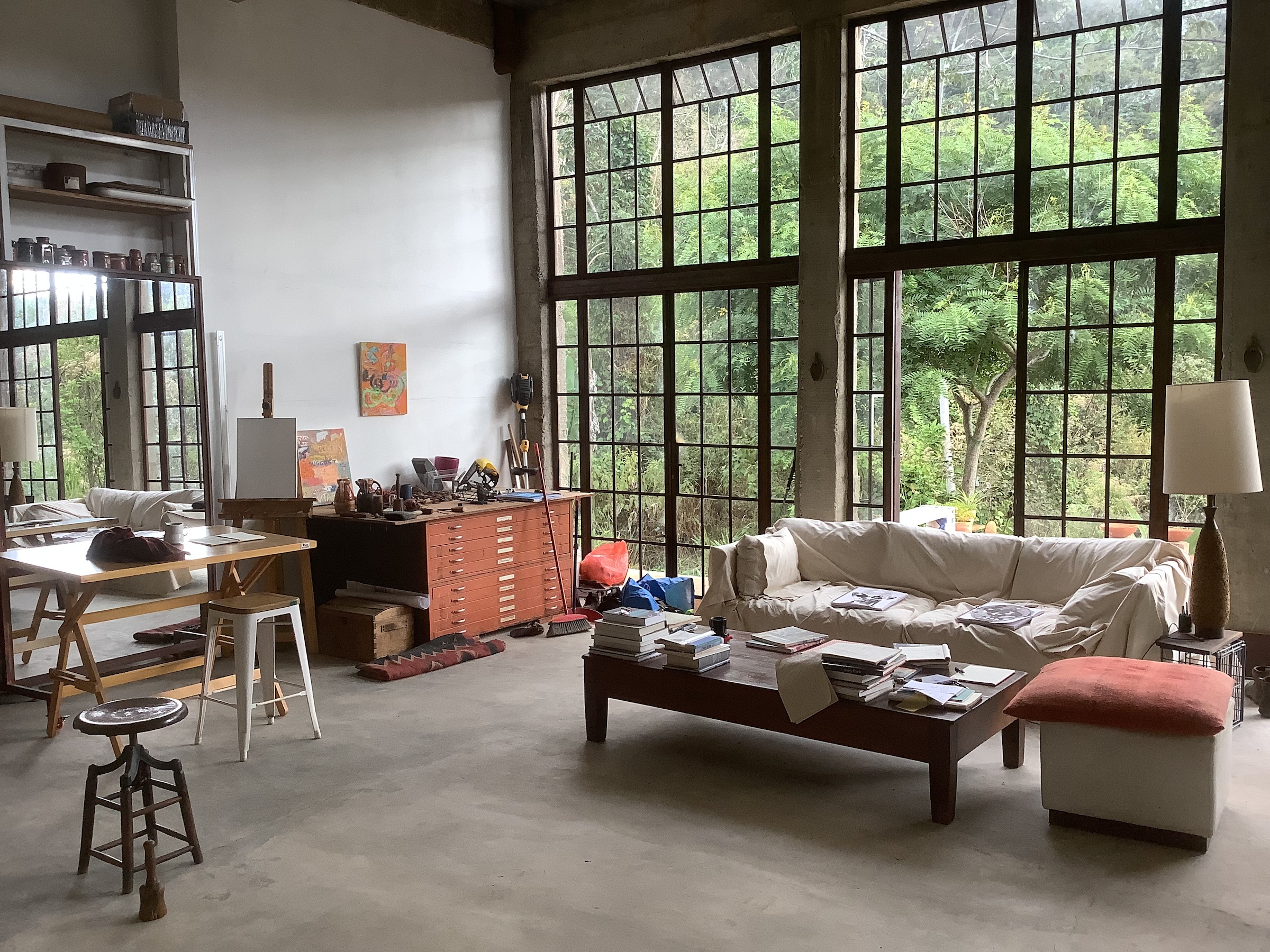 نَظْرَةٌ مِنْ عَلَى حَامِلِ اللَّوْحَةِ نَظْرَةٌ مِنْ عَلَى حَامِلِ اللَّوْحَةِ