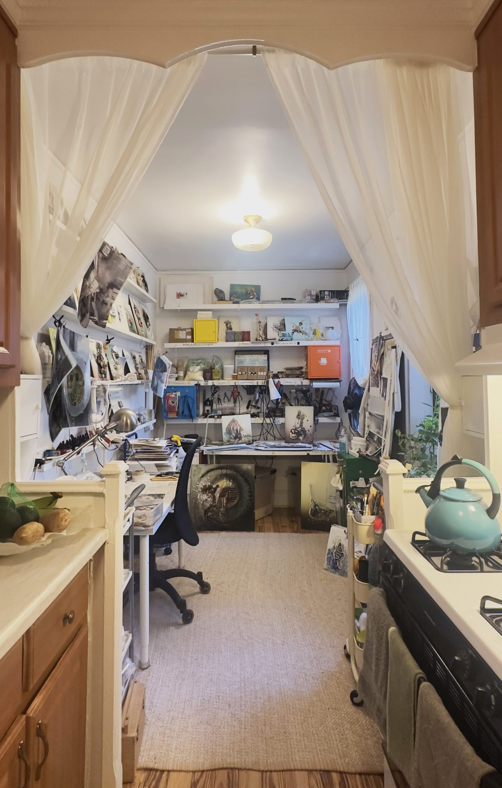 إطلالةٌ
من على حاملِ اللوحاتِ